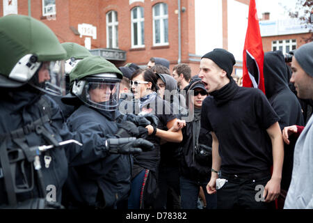Berlin, Deutschland. Demonstranten konfrontieren Polizei während einer Protestaktion gegen die NPD. Bildnachweis: Rey T. Byhre /Alamy Live-Nachrichten. Bildnachweis: Rey T. Byhre /Alamy Live-Nachrichten Stockfoto