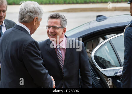 US-Verteidigungsminister Chuck Hagel begrüßt Bundesminister der Verteidigung Thomas de Maiziere ins Pentagon 30. April 2013 in Washington, DC. Stockfoto