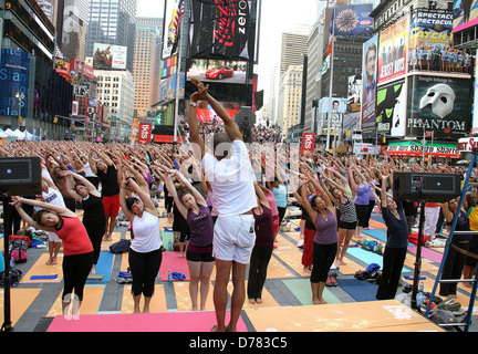 Atmosphäre Hunderte von Menschen beteiligen "Solstice In Times Square: Mind über Madness Yoga Event feiern Sonne, Sommer Stockfoto