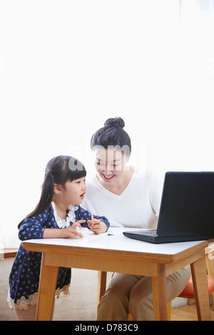 Mutter und Tochter zusammen Laptop-Bildschirm betrachten Stockfoto