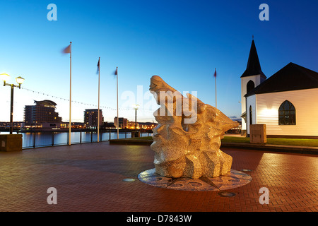 Captain Scott Statue neben der norwegischen Kirche, Bucht von Cardiff, Cardiff, Wales, UK Stockfoto