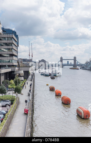 Blick auf die Tower Bridge von London Bridge am Nordufer der Themse Stockfoto