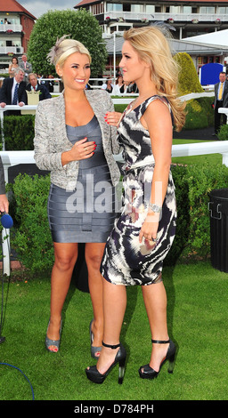 Sam und Billie Faiers Chester Races an Chester Rennbahn Chester, England - 08.07.11 Stockfoto