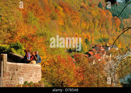 Deutschland, Odenwald: Trekking Gruppe Rast auf der Burg Zwingenberg im Herbst Stockfoto