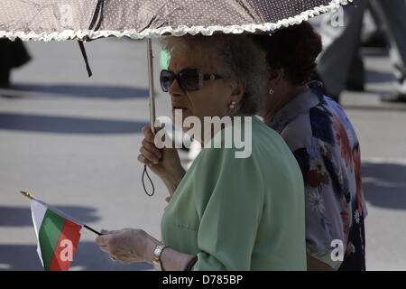 Sofia, Bulgarien. 1. Mai 2013.  Zwei Frauen, die sich mit einem Regenschirm aus der sengenden Hitze zu schützen, während der Tag der Arbeit-Demonstration im Zentrum von Sofia. (Credit: Credit: Johann Brandstatter / Alamy Live News) Stockfoto