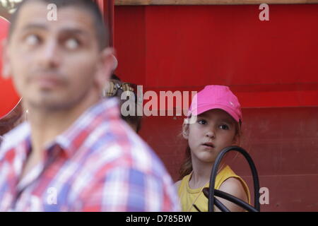 Sofia, Bulgarien. 1. Mai 2013.  Kleines Mädchen hinter einem Leibwächter auf ein Redner auf dem Podium. (Credit: Credit: Johann Brandstatter / Alamy Live News) Stockfoto