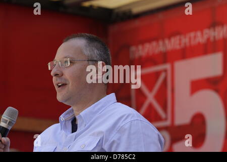 Sofia, Bulgarien. 1. Mai 2013.  Bulgarische Sozialistische Partei Führer Sergej Stanischew während einer Rede auf dem Podium, ein Plakat für die bevorstehenden Wahlen hinter. (Credit: Credit: Johann Brandstatter / Alamy Live News) Stockfoto