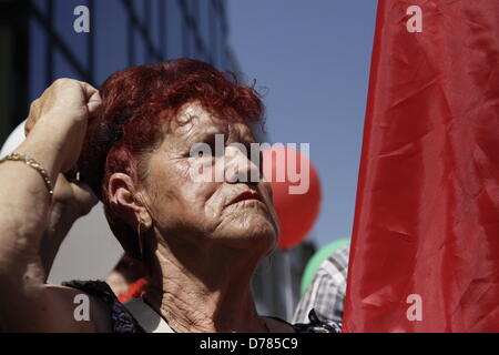 Sofia, Bulgarien. 1. Mai 2013.  Alte Frau in der Menge der Demonstranten, schütteln ihre Faust während einer Redens. (Credit: Credit: Johann Brandstatter / Alamy Live News) Stockfoto