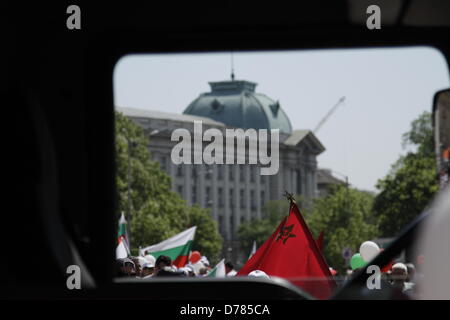 Sofia, Bulgarien. 1. Mai 2013.  Alten kommunistischen Partei Flagge, gesehen durch ein Autofenster während der Tag der Arbeit-Demonstration. (Credit: Credit: Johann Brandstatter / Alamy Live News) Stockfoto