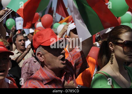 Sofia, Bulgarien. 1. Mai 2013.  Menschen skandierten Parolen und wehende Fahnen während einer Rede. (Credit: Credit: Johann Brandstatter / Alamy Live News) Stockfoto