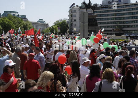 Sofia, Bulgarien. 1. Mai 2013.  Mehrere tausend Demonstranten versammeln sich um die Befreier-Zar-Denkmal im Zentrum von Sofia für den Tag der Arbeit-Rallye. (Credit: Credit: Johann Brandstatter / Alamy Live News) Stockfoto