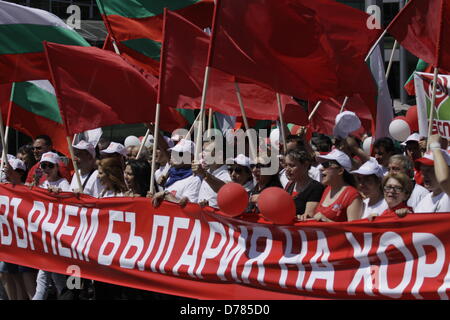 Sofia, Bulgarien. 1. Mai 2013.  Demonstranten schwenkten Bulgarisch und rote Fahnen während der Tag der Arbeit-Demonstration in Sofia. (Credit: Credit: Johann Brandstatter / Alamy Live News) Stockfoto