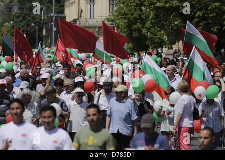 Sofia, Bulgarien. 1. Mai 2013.  Tausende von Menschen erweisen sich für den traditionellen Mai-Demonstration im Zentrum von Sofia, viele mit Fahnen. (Credit: Credit: Johann Brandstatter / Alamy Live News) Stockfoto