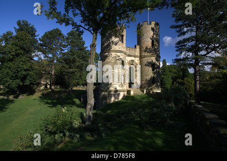 Stainborough Castle, eine Schein-Ruine gebaut als ein Garten Wahn auf dem Gelände des Wentworth Castle Country House, Barnsley UK Stockfoto