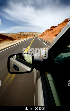 Auto fahren durch die Bighorn Canyon in Wyoming, mit Motion blur. SUV, Fokus auf Spiegel. Stockfoto