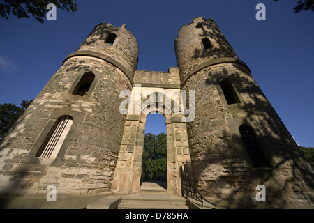 Stainborough Castle, eine Schein-Ruine gebaut als ein Garten Wahn auf dem Gelände des Wentworth Castle Country House, Barnsley UK Stockfoto