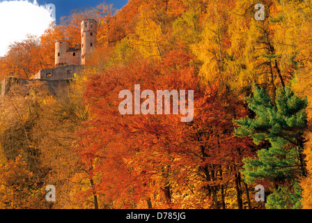 Deutschland, Hessen: Mittelalterliche Burg "Schadeck" umgeben von herbstlichen Wald in Neckarsteinach Stockfoto