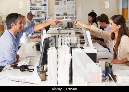 Team arbeiten am Schreibtisch im Büro beschäftigt Stockfoto