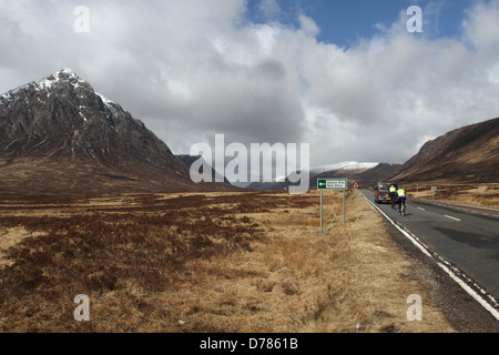 Radfahrer auf der A82 mit Spitzenwerten von Glen Coe Schottland April 2013 Stockfoto