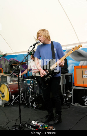 Blutungen Knie Club Lounge On The Farm Festival, statt auf Merton Bauernhof - Tag1 - Performances Canterbury, England - 08.07.11 Stockfoto