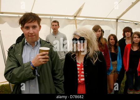 Blutungen Knie Club-Fans Lounge On The Farm Festival, statt auf Merton Bauernhof - Tag1 - Performances Canterbury, England - 08.07.11 Stockfoto