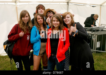 Blutungen Knie Club-Fans Lounge On The Farm Festival, statt auf Merton Bauernhof - Tag1 - Performances Canterbury, England - 08.07.11 Stockfoto