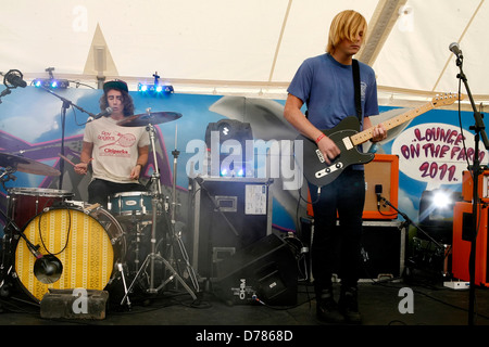 Blutungen Knie Club Lounge On The Farm Festival, statt auf Merton Bauernhof - Tag1 - Performances Canterbury, England - 08.07.11 Stockfoto