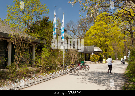 München - Restaurant Seehaus am Kleinhesseloher See (See) im englischen Garten Stockfoto