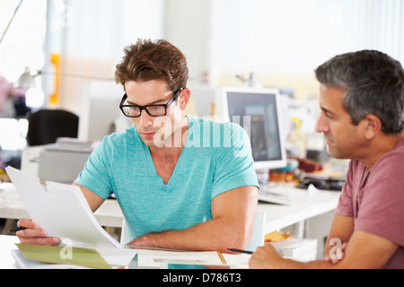 Zwei Männer treffen In kreative Büro Stockfoto