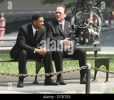 Will Smith und Tommy Lee Jones gelten schießen auf Position für "Men In Black 3" am Battery Park in New York City New York Stockfoto