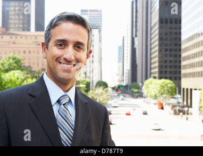Porträt der Geschäftsmann vor Büro Stockfoto