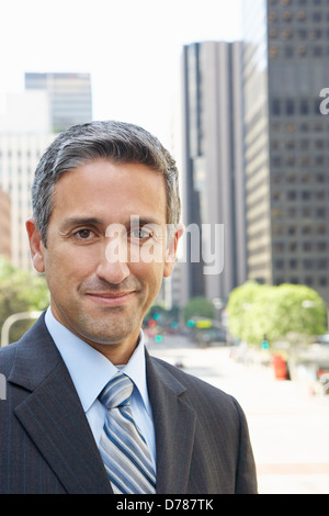 Porträt der Geschäftsmann vor Büro Stockfoto