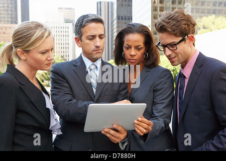 Unternehmer und Unternehmerinnen mit Digital-Tablette außerhalb Stockfoto