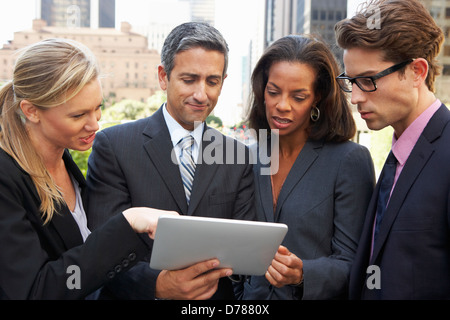 Unternehmer und Unternehmerinnen mit Digital-Tablette außerhalb Stockfoto