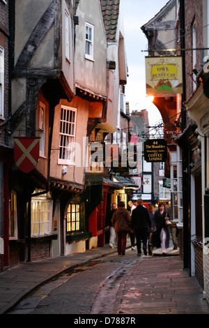 Das Chaos (offizielle heilloses Durcheinander zu nennen) ist eine alte Straße in York, England, mit überhängenden Fachwerkbauten, Stockfoto