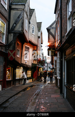 Das Chaos (offizielle heilloses Durcheinander zu nennen) ist eine alte Straße in York, England, mit überhängenden Fachwerkbauten. Stockfoto