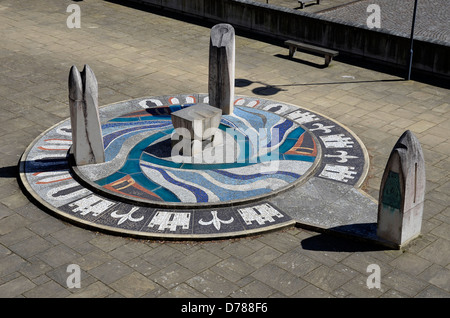 Krönung-Jubiläums-Skulptur von Hampshire ansässige Rachel Fenner, außerhalb der Justizpalast, Winchester, Hampshire Stockfoto