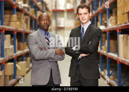 Porträt von zwei Geschäftsleute In Lager Stockfoto