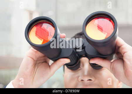 Nahaufnahme der Geschäftsmann mit dem Fernglas, Reflexion Stockfoto