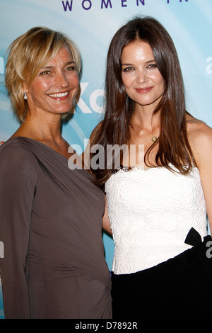 Nicola Maramotti und Katie Holmes die 2011 Women In Film Crystal + Lucy Awards im Beverly Hilton Hotel - Ankunft Los Stockfoto