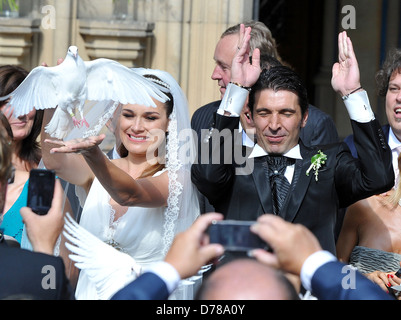 Alena Seredova und italienische Torhüter Gianluigi Buffon "Gigi" weiße Tauben freizugeben, als sie die Kirche von St. Peter fahren und Stockfoto