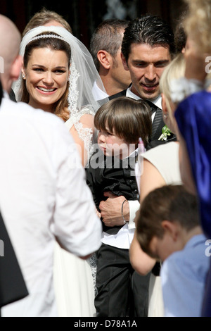 Alena Seredova und italienische Torhüter Gianluigi Buffon "Gigi" verlassen die Kirche von St. Peter und St. Paul nach der Heirat Stockfoto