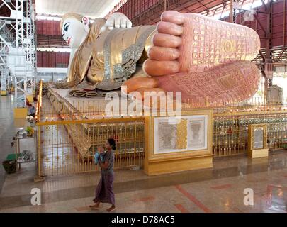 Eine Frau mit einem kleinen Kind ist Fuß von einem liegenden Buddha auf 30.03.2013 in Rangun, Myanmar. Foto: Sebastian Kahnert Stockfoto