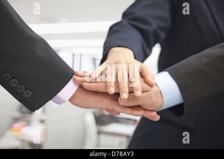 Stapel von drei Unternehmen Menschen Hände zusammen Stockfoto