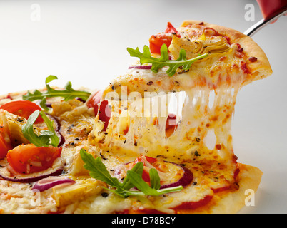 Stück vegetarische Pizza mit Käse Stockfoto
