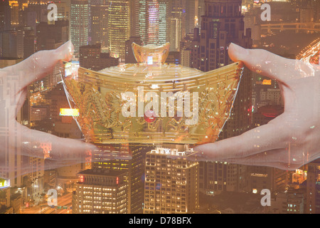 Chinese New Year halten Goldbarren, Nacht-Stadtansicht Stockfoto