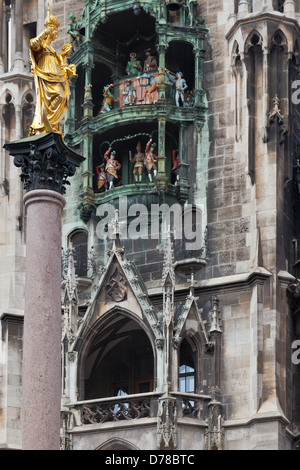 München - Marias Spalte (Mariensäule) am Marienplatz mit dem Glockenspiel des Rathauses im Hintergrund Stockfoto