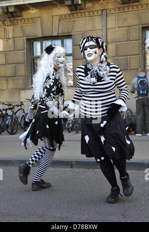 Cambridge, UK. 1. Mai 2013. Mitglieder des Schwein Dyke Molly durchführen, um Maifeiertag auf dem Marktplatz, Cambridge UK 1. Mai 2013 feiern.  Molly Tanz ist eine Form von Morris tanzen beliebt in East Anglia und den East Midlands und erfolgt oft saisonale Veranstaltungen wie das Ende des Winters zu feiern. Schwein-Dyke-Molly sind mit Sitz in Peterborough. Bildnachweis: Julian Eales / Alamy Live News Stockfoto