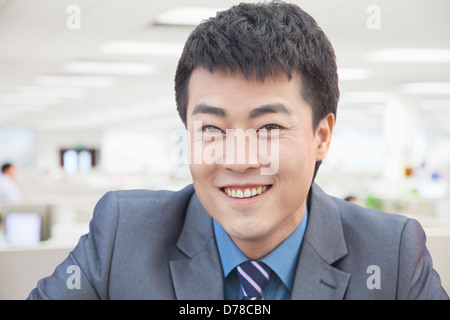 Portrait of Smiling Mitte Adult Geschäftsmann Stockfoto