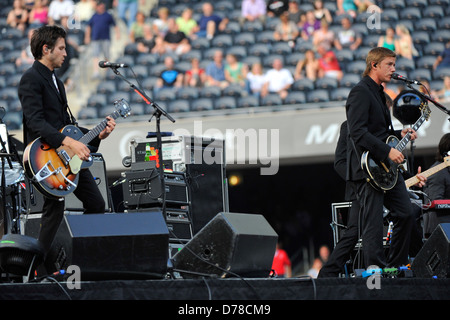 Interpol führt live im Konzert am Soldier Field in Chicago Chicago, Illinois - 05.07.11 Stockfoto